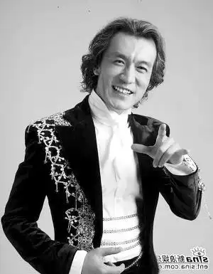 李咏被曝个矮全靠增高鞋