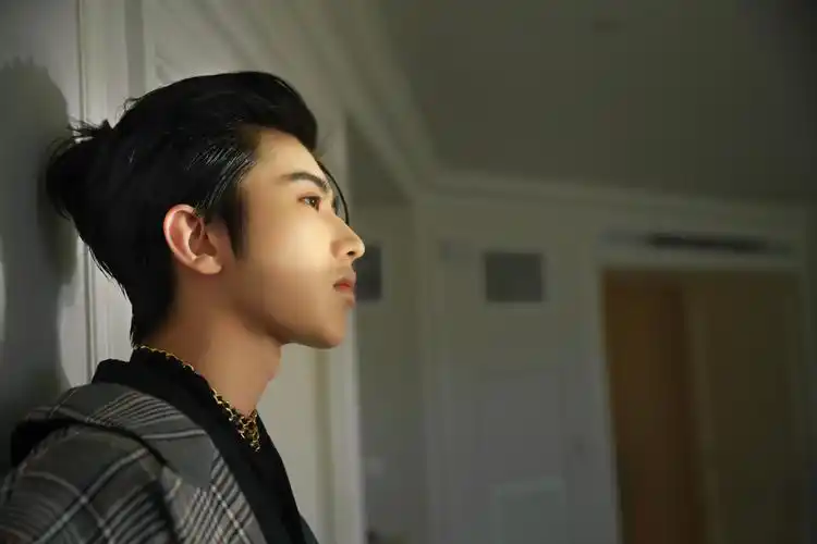 蔡徐坤苹果头3840x2560分辨率下载,蔡徐坤苹果头,高清图片,壁纸-桌面