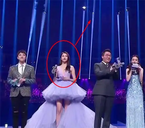 三位美女艺人同台主持杨颖口误念错稿谁观察到关晓彤的表情