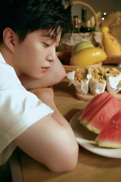 范丞丞22岁生日写真期待与了不起的夜晚早日见面