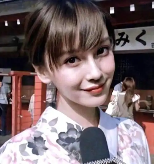 当年仅14岁的杨颖,凭借一张自拍照成功引起模特经纪公司的注意,开启了