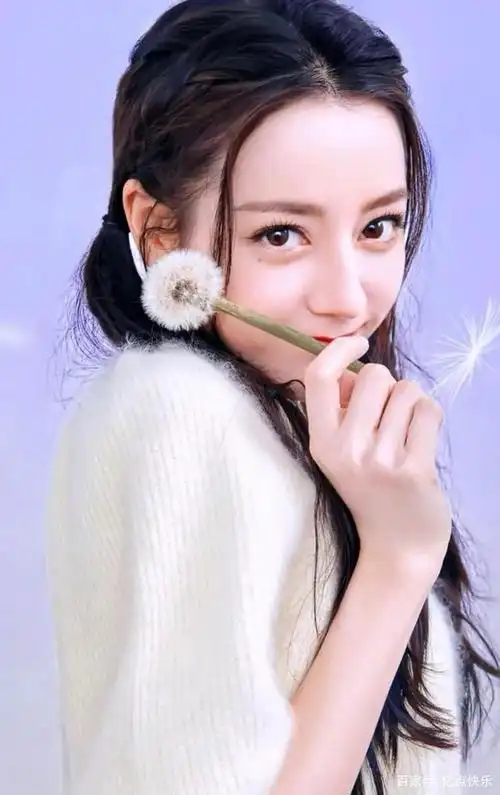 被热巴的美貌吸引