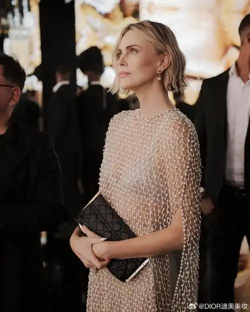 迪奥真我香水系列代言人查理兹·塞隆(charlizetheron)在真我香水系列