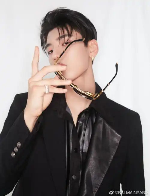 品味独到的cool bro@王子异选择用#balmain眼镜系列#o.r.