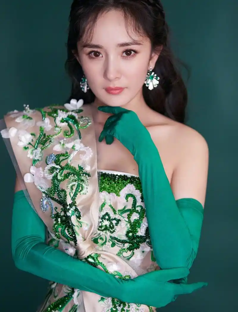 杨幂绿白拖地长裙优雅走秀前凸后翘展妙曼身姿