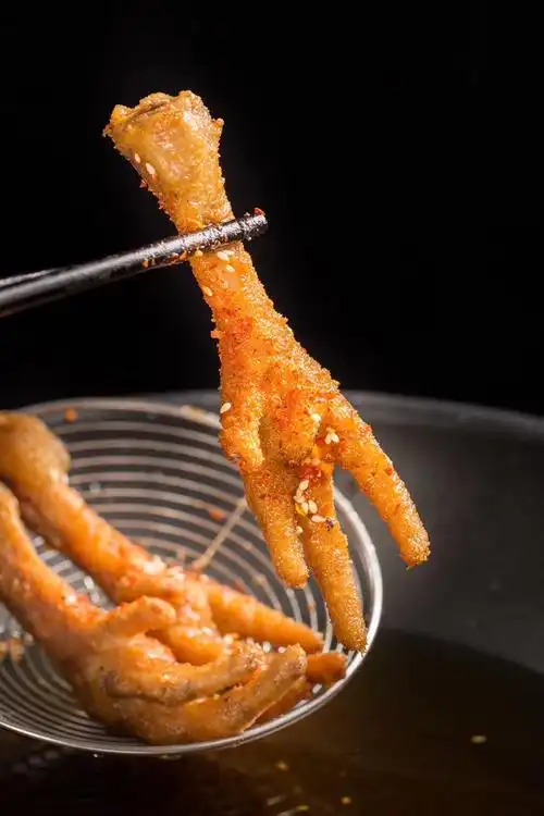 黄金炸鸡爪,先卤后炸,外酥里嫩,也是店里客人回购率最高的哦,作为吃货