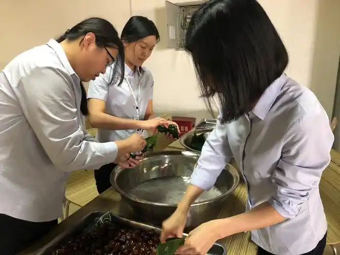 粽香情"包粽子活动 写美篇       整个活动现场欢声笑语,其乐融融