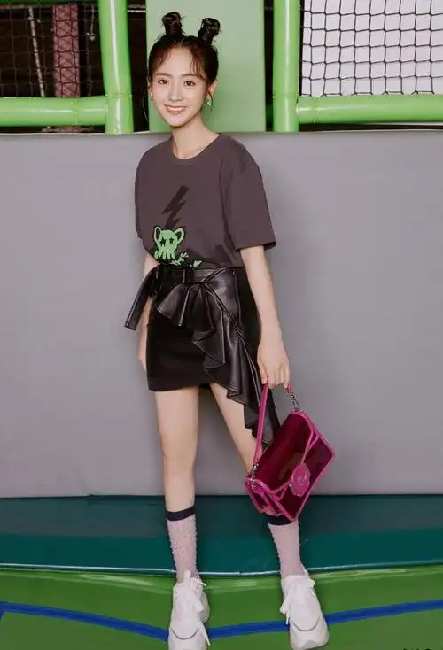 除了长相好之外,邢菲的身材也非常让人羡慕,从小学习杂技出身的邢菲