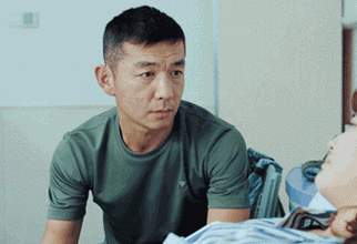 从《士兵突击》到《空降利刃》,邢佳栋的硬汉不止外表