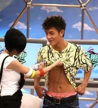 摸陈冠希腹肌,检验阮经天臀部在刘德华面前跳过贴身热舞她坐过马英九