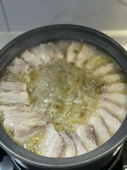 五花肉炖酸菜谁不迷糊啊