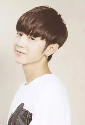 男生两边铲帅气短发欣赏 英俊帅气的男生短发打造