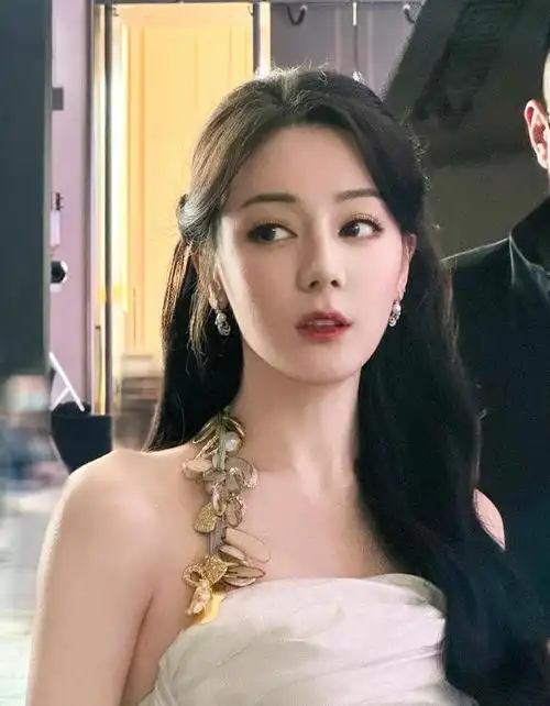 迪丽热巴白色礼服让人为之沉醉|蕾丝|女神_网易订阅