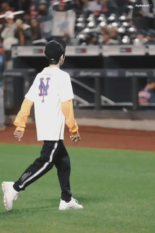 王源绿发背影照#王源背影照小合集9615让人感到安全感的宽肩后背