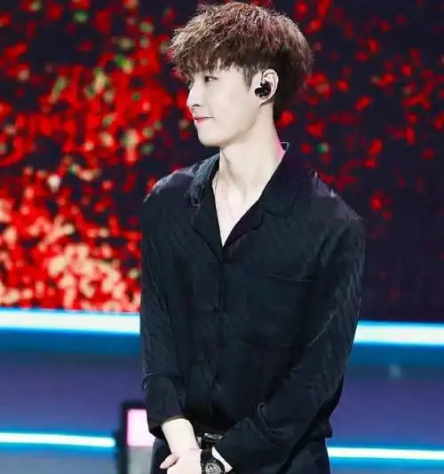 张艺兴舞台上演唱羊毛卷发型抢镜网友这是什么神仙颜值