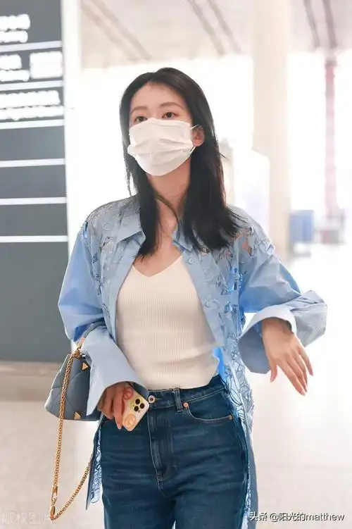 街拍:乔欣白色吊带背心 蓝色衬衫 牛仔裤 包袋清新飒爽_机场