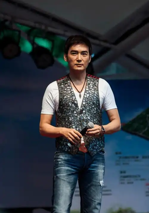 焦恩俊好像胖了,但是眉眼依旧帅气迷人,藏蓝色西装难藏魅力_带着