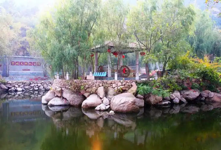 众多的用途瓦房有序的坐落在各处崂山民俗文化村用这句诗来形容崂山