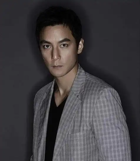 48岁的吴彦祖以瘦削帅气,棱角分明的形象出现在公众视野中,他的自拍照