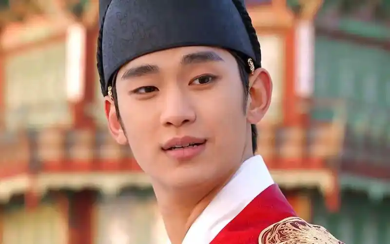 金秀贤:演艺之路的蜕变与拓展,影视双栖的全能明星 金秀贤,这位韩国男