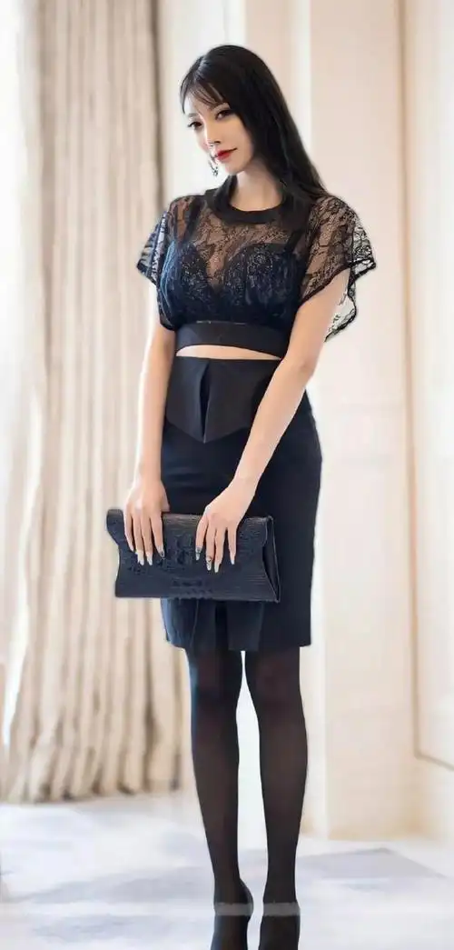 杨晨晨她是新生代模特有魔鬼般性感的身材天使一般俊俏的面容