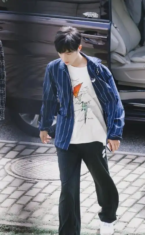 被肖战劈叉式走路帅到了