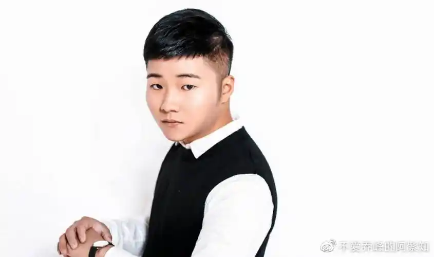 网红张二嫂嘲讽白小白人气低,对方直播回怼,粉丝调侃其忘恩负义