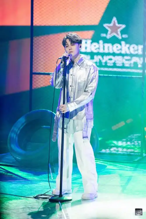 尤长靖晒舞台侧颜照