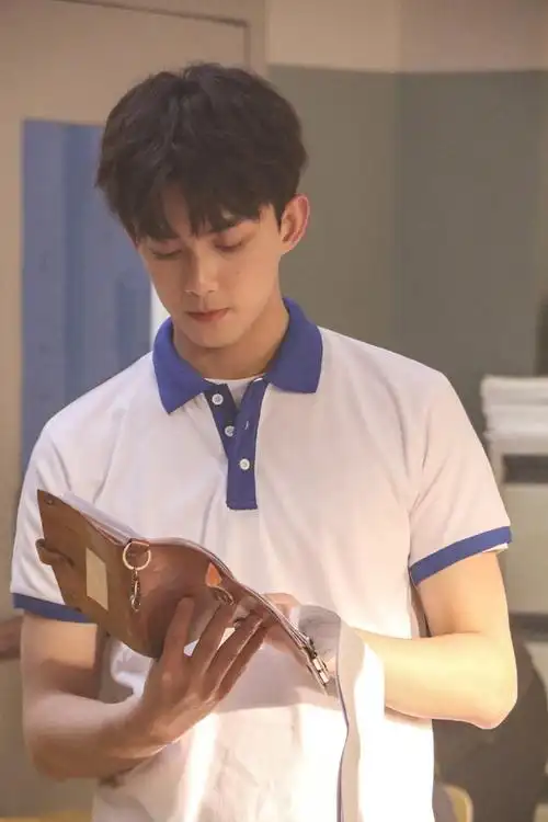 吴磊身穿校服化身高中学长玩转篮球活力满分