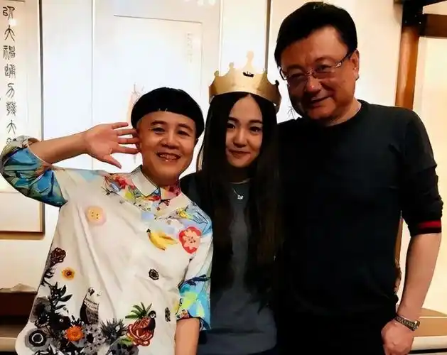 在身高方面夫妻俩更是反差萌,王宁身高180cm,金龟子身高150cm.