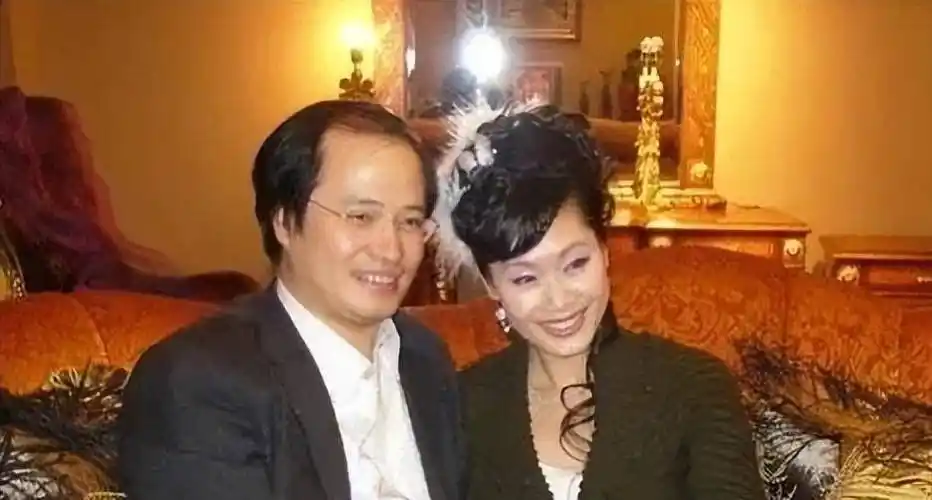 于文华:帮尹相杰渡过难关,是大衣哥的伯乐,56岁未生育她还好吗_带着