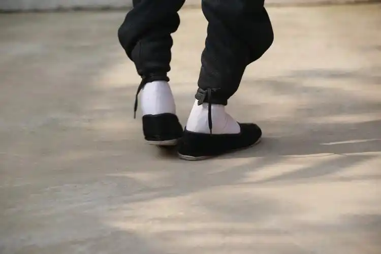 山西闻喜:堆后村有两位近百岁的小脚老人:柳金花,杨菊花,同年生日,同