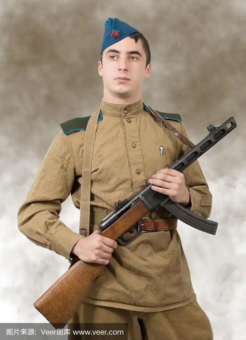 二战中拿着机关枪的年轻苏联士兵