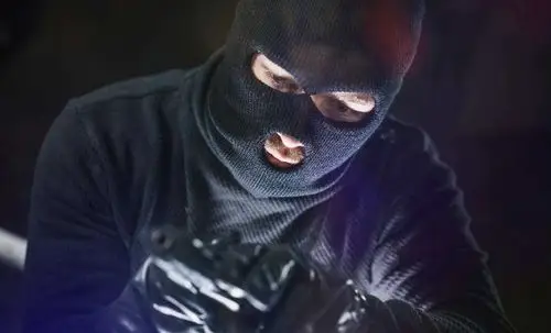 正能量广西男子蒙面持刀入室抢劫美女遭小区上百人围追堵截