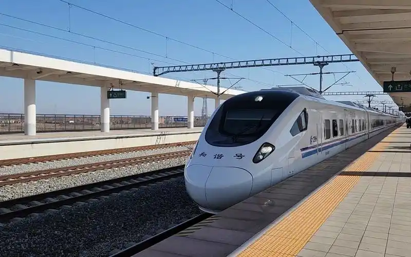 全路现存唯一一辆crh3a(城际型)动车组东港北站1站台进站