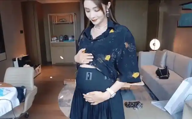 卸货倒计时两周!麦迪娜晒最新孕照巨肚抢镜,意外曝光豪宅内景