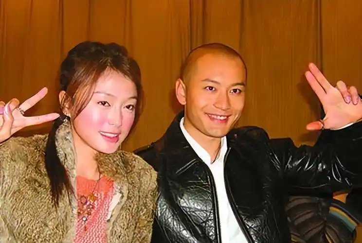 秦岚|秦岚黄晓明分手17年后: 他离婚后与网红传绯闻, 她牵手小10岁