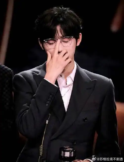 宋亚轩变身金丝男##宋亚轩金丝眼镜歪头杀