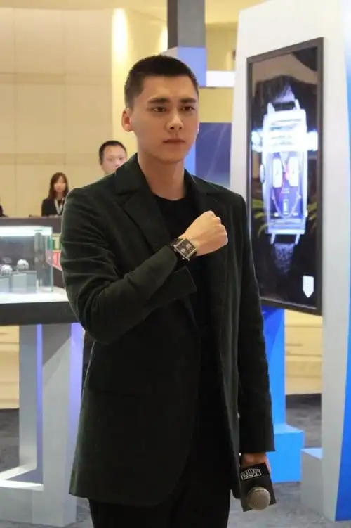 平头拍写真,大衣穿上造型十分亮眼,阳光帅气的形象|西装|寸头|李易峰