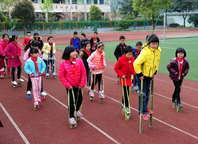 3月29日,武义县古竹小学的学生在大课间开心玩自己制作的竹高跷.