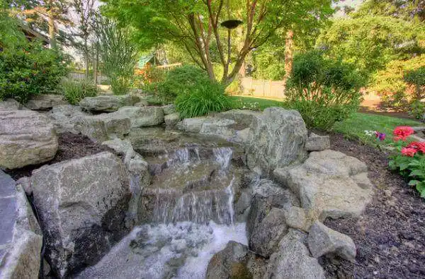 庭院内不一样的瀑布景观