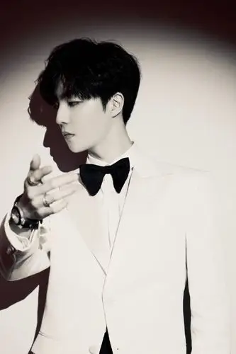 陈立农西装黑白时尚写真图片33