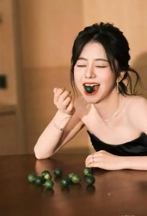 谭松韵是一个非常甜美的女孩子,笑起来的时候特别的好看,给人一种很