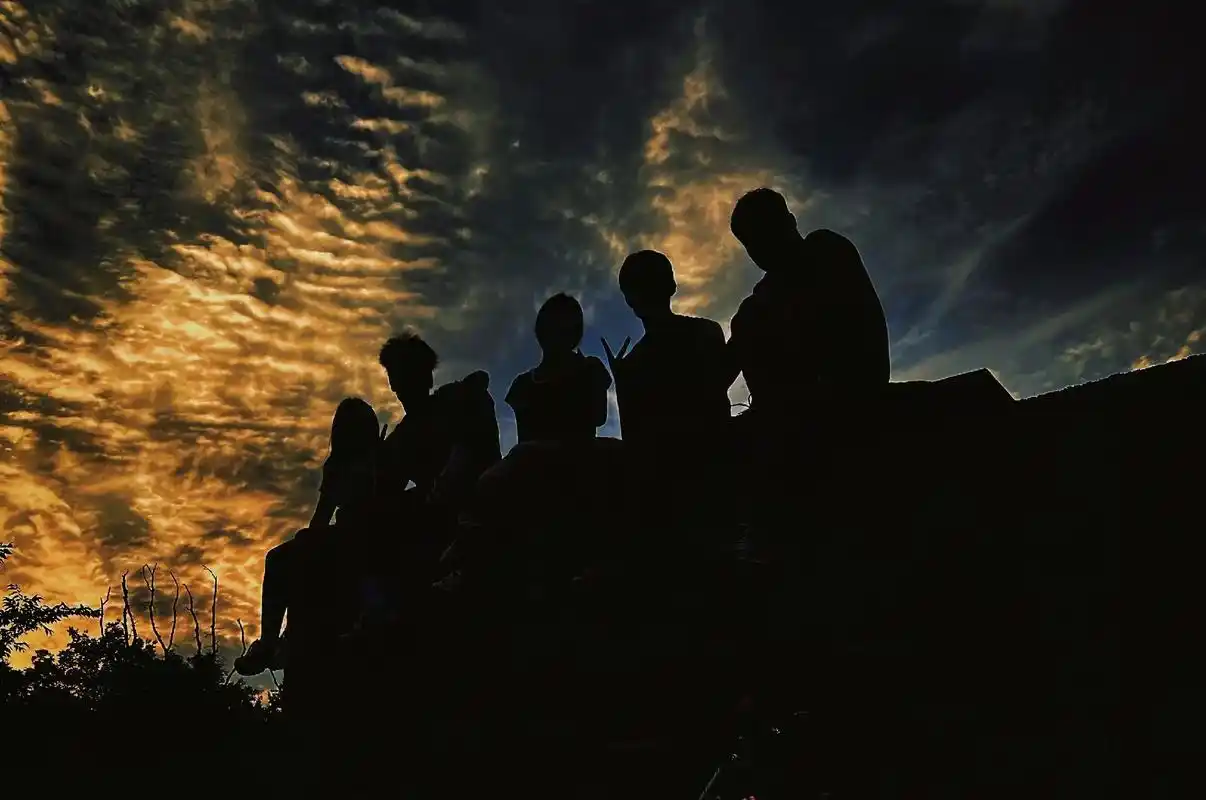 自由的味道~#有一群伙伴比啥都浪漫 #夕阳下的背影 #合照留 - 抖音