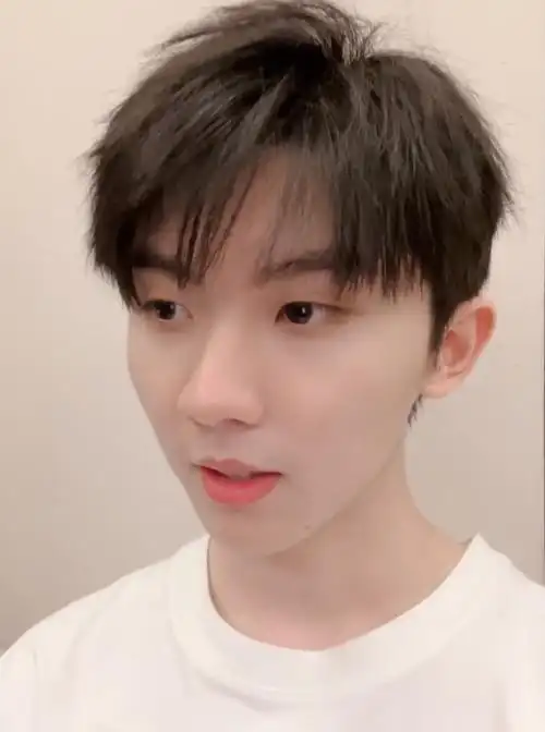 组图:时代少年团马嘉祺深夜晒自拍视频 与粉丝分享近况好暖心