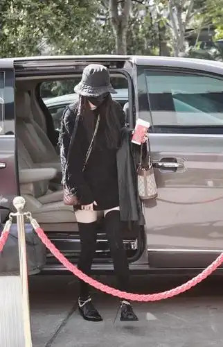 杨幂最新活动造型彩虹刺绣毛衣搭配马丁靴解锁冬日穿搭新姿势