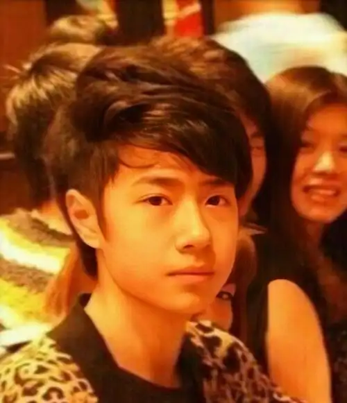 原创王一博成名前旧照被扒五官气质和现在差距明显整没整一眼就知