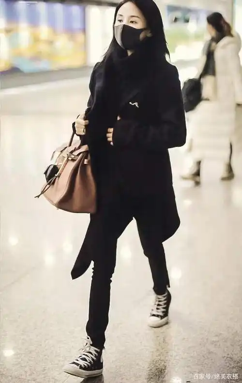 32岁王子文就是会穿,全身黑亮相机场,比人还宽的包包太抢镜