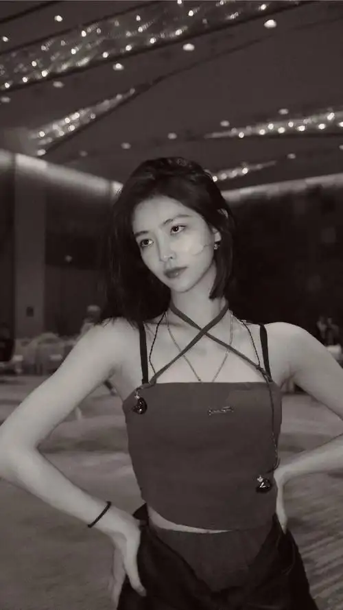 许佳琪黑白氛围感训练照