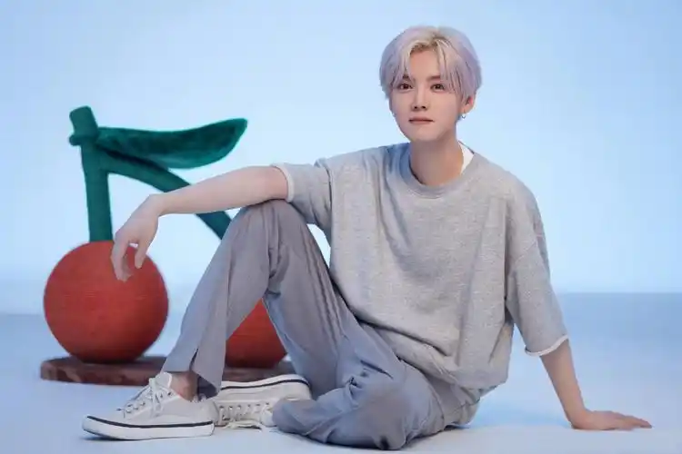 鹿晗大片花絮照公开!简约随性的穿搭look彰显个性风格